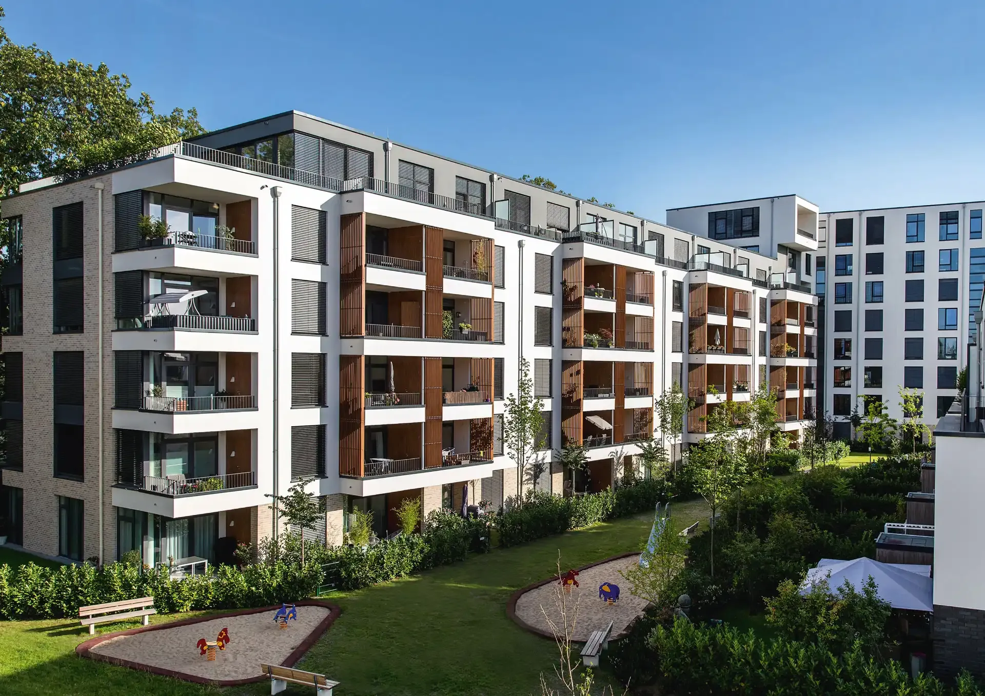 Wohngebäude mit grünen Außenanlagen und Innenhof in Düsseldorf